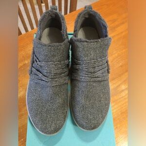 Size 9.5 gray cloth BZEES shoe boot.